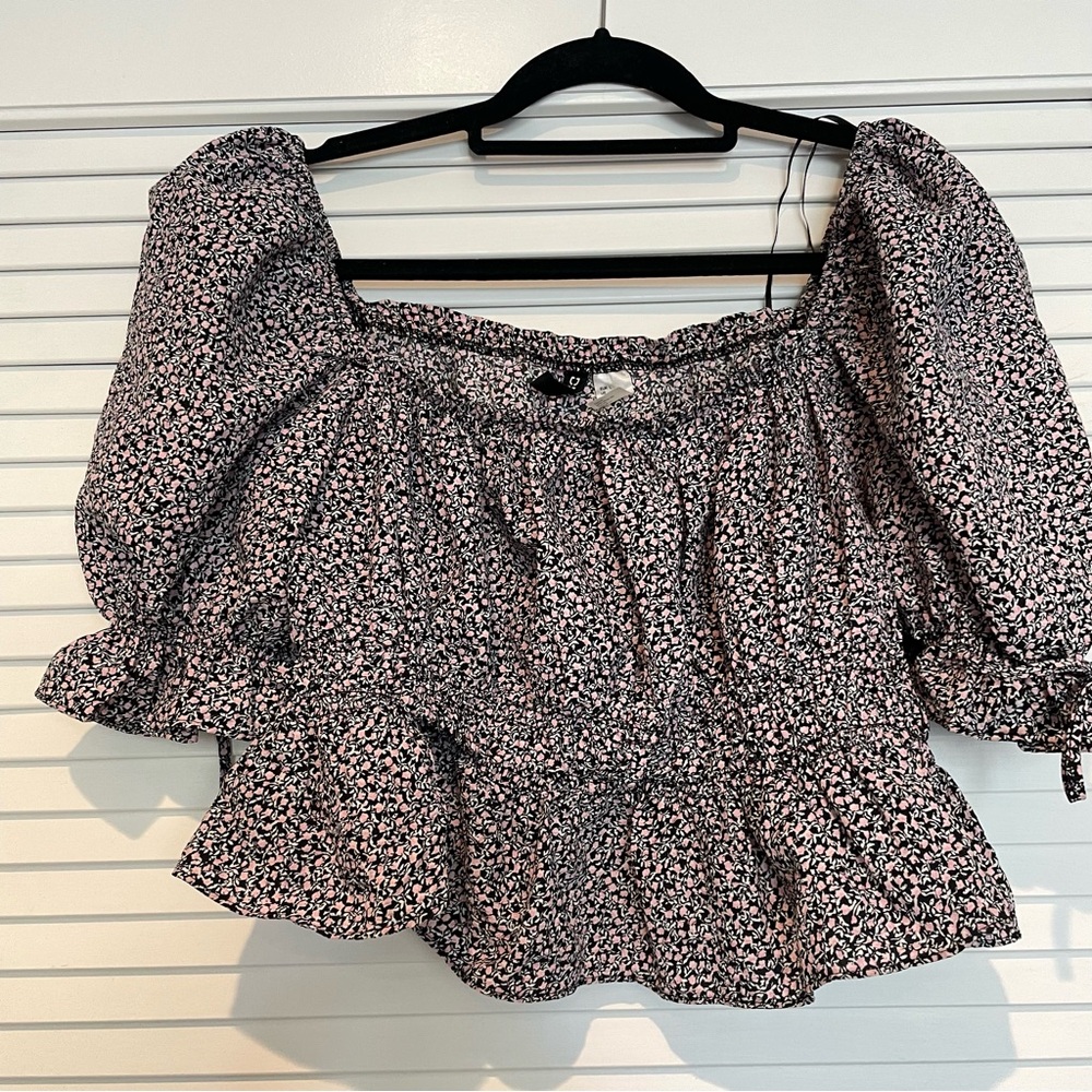 Divided ( H&M) women’s crop floral top blouse.